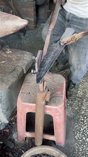 The process of forming a new knife #shorts