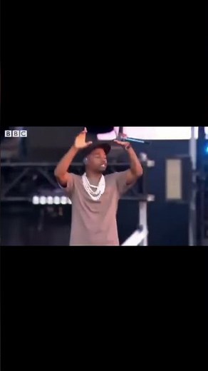 Crowd sings The Box for Roddy Ricch