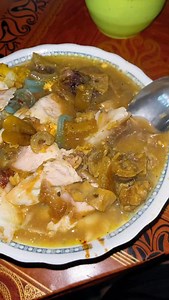 SOTO KIKIL LAMBUNG MANGKURAT! Untuk kalian pecinta soto wajib sih mampir kesini, tempatnya sederhana tapi rasanya luar biasa. Tipe tipe soto yang kuahnya itu kental, bumbunya medok, porsinya ngenyangin ❤️‍🔥 - 🏡 = Lambung Mangkurat ( Samping Xsmart) 🕣 habis magrib - Habis 💸 20 ribu ayam, 25 ribu ayam kikil #makanterussamarinda #makterxsoto #makterxlambungkangkurat | Makan Terus Samarinda