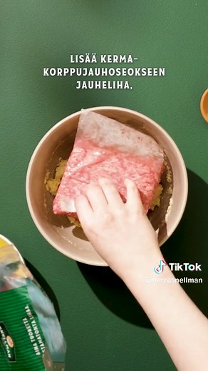 Kotitekoiset jauhelihapihvit 🧡 Päältä rapeat ja sisältä mehevät pihvit valmistetaan perinteiseen tapaan kotimaisesta Kunnon jauhelihasta ja paistetaan pannulla kauniin ruskeiksi. 🧆Tämän ja muut klassikot löydät kotisivuiltamme www.snellman.fi kätevinä vaihevideoina.