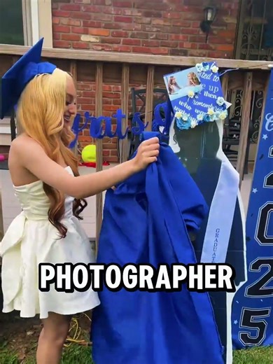 She promised they’d take graduation photos together… and she kept that promise 🤍