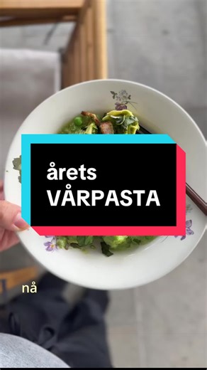 : VÅRPASTA Nå som dagene blir lengre elsker jeg middager som enkelt vispes sammen og kan nytes ute, og hver vår finner jeg en ny vårpastafavoritt. Handleliste til 4 personer: 125 g bacon 1 liten purreløk 2 hvitløksfedd 300 g frosne erter 2 dl kyllingkraft 1 dl fløte 2 pakker ravioli (4-500 g) 1 dl parmesan Pestoinspirert saus: 1 bunt/potte basilikum 3 ss pinjekjerner 3 ss revet parmesan 3 ss olivenolje 1. Strimle og stek baconet i en panne 2. Strimle og rens purreløken, hakk hvitløk. Ta baconet 