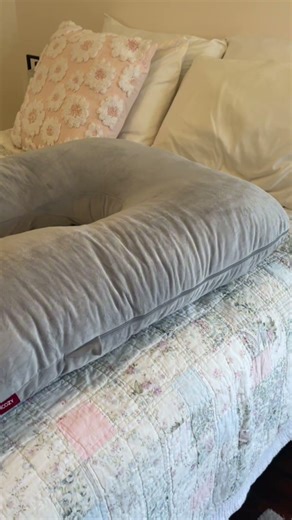 Size of this pregnancy pillow is INSANE 😍 #MaternityPillow #MomLife