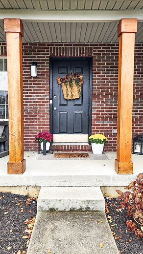I clipped the flowers off of my hydrangea bush right before the first frost, hung them to dry out, and created a hanging bag wreath with them! #diy #diyhome #diymom #homedecor #curbappeal | Life on Summerlin