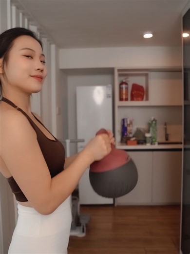Pink simpan hati senaman gadis manis, ungu bungkus tenaga lembut yang besar, dari Swing Kettlebell hingga Sumo Squat, pemula juga boleh senaman dengan mudah #fypmalaysia #senamandirumah #alatgym #cordlessbattlerope #fatburnworkout #pinkfitness #womenhomeworkout