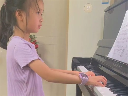 小女孩练琴 Little Girl Piano Practice