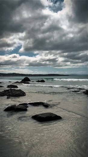 ¿Qué tiene el mar que siempre consigue cambiar tu día? Porque las playas gallegas siempre te dan algo: calma, aire puro, energía… incluso en pleno invierno. Aquí, el mar no entiende de estaciones. Solo de sensaciones. 🌊 #playasdegalicia #galicia #beach