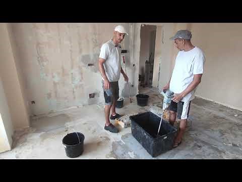 Wall cleaning, priming and application of leveling plaster