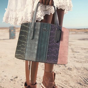 上質なレザーが魅せる、刺激的な春のスタイル。 オンラインストアを見る >> https://on.coach.com/2We1jxu 画像商品は2月発売予定 | Coach