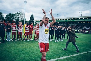 17K views · 320 reactions | "Bodze" verabschiedet sich vom Rasen. Und das mit einer umjubelten Roten Karte in seinem "Abschiedsspiel". Einige Tage nach der Partie haben wir Adam Bodzek zum "Interview der Woche" getroffen und mit ihm u.a. über den vergangenen Sonntag am Flinger Broich gesprochen. Natürlich durfte aber auch eine kleine Zeitreise durch 13 Jahre im F95-Trikot nicht fehlen. | Fortuna Düsseldorf | Facebook