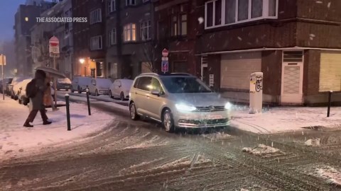 Northern European winter storm drops snow on Brussels