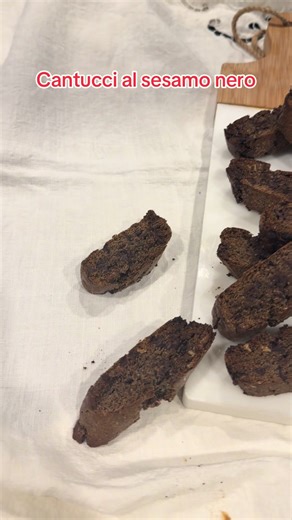 Se siete amanti dei #cantucci dove provare questa versione al sesamo nero! Ecco la #ricetta per voi Ingredienti: 100g di sesamo nero 250g di farina 00 130g di zucchero semolato 3 uova 125g di gocce di cioccolato 1 cucchiaino di lievito Come si fa: Rendete a farina il sesamo nero e miscelatelo con farina e il lievito. In una ciotola sbattete le uova con lo zucchero. Aggiungete la parte secca e mescolate bene. Incorporate il cioccolato. Se necessario aggiungete un poco di latte per ammorbidire l’i