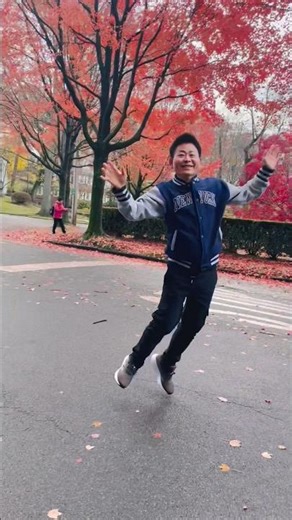 鲍戈(62岁)在纽约市Bronx的Wave Hill进行深秋之旅。2025年11月22日Eva摄影