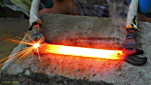 Extreme Minecraft transformer experiments melting metal with high amperage