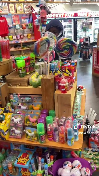 Rocket Fizz Soda Pop 🥤& Candy Shop 🍬🍭🍫With Wandaa 🌎 #CandyShop #ComeWithMe #RocketFizz