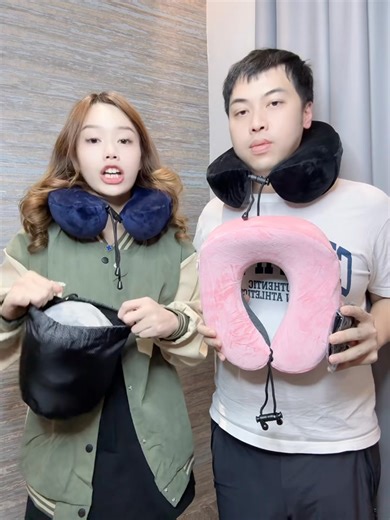 Code: OT367 🛍️🛍️ 系统抓单，记得打上关键词下单 Dark Blue - OT367DB 1 Black - OT367BK 1 Pink - OT367PK 1 Grey - OT367GY 1 ✈️【U型记忆棉护颈枕｜出行舒适，从“颈”开始】 ✅ 高密度慢回弹记忆棉｜贴合颈部曲线，360°环绕支撑不塌陷 ✅ 亲肤透气外套｜可拆洗、无异味、久用不闷热 ✅ 简约设计，多色可选｜商务/休闲皆可配，男女通用 ✅ 轻便便携｜附收纳扣环/收纳袋，挂在背包即走 💡适用场景：出差旅行 / 午休 / 高铁飞机 / 看剧追综 / 久坐办公族 📌OT367📌RM23.80📌 30 x 25cm 颜色：深蓝色，黑色，粉色，灰色 ⚠️ 代购结束后，开始算6-8个星期到达马来西亚，不接急单。 ⚠️ 海外商品到达马来西亚仓库并整理完毕后，将按顺序开始发货，早到早发。 ⚠️ 中国代购与泰国代购订单不可合并拼单 ⚠️礼物不能和朋友拼单，需对回自己户口安排发货。 | Chloe.co