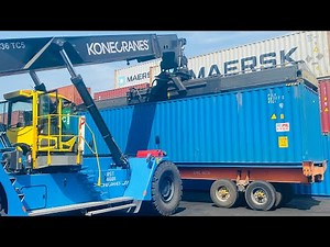 Stacking and Unstacking of Containers with the ReachStacker.