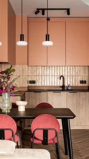 Monika Sałata Pracownia Architektury Wnętrz on Instagram: "Jako architektka zawsze wierzę, że wnętrze powinno opowiadać historię miejsca. Ten apartament nad morzem zaprojektowałam tak, by miał rytm fal, spokój światła i ciepło piasku. To projekt pod wynajem krótkoterminowy, który od początku miał się wyróżniać na tle innych ofert na Booking i Airbnb. Zależało mi, by już na zdjęciach było widać jakość, charakter i emocje – tak, by wnętrze sprzedawało się wrażeniem, nie ceną. Kolory inspirowane za