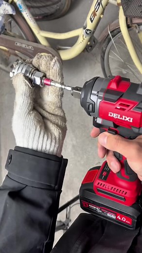 自動調整万能ソケットで工具箱をすっきり