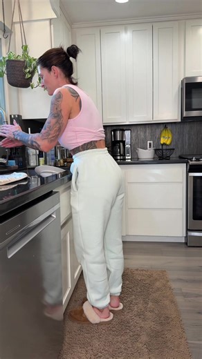 My true size is a small, but I’m wearing an extra small on these because they are pretty oversized #comfortablemomoutfits #momoutfit #womensclothing #casualmoms