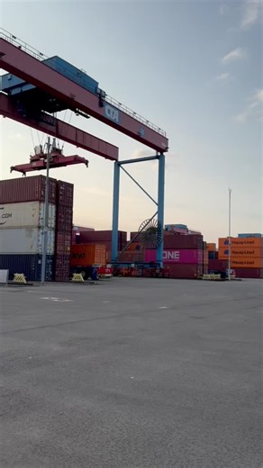 HHLA on Instagram: "A quick glance over our Container Terminal Altenwerder (CTA) in Hamburg. The block storage area right at the start is already an impressive sight. In total, CTA’s storage yard is made up of 26 blocks. Each block is served by two rail-mounted gantry cranes (RMGs) of different heights. Thanks to their design, the smaller crane can pass underneath the larger one – allowing parallel operations to run smoothly. And did you know this software-controlled block storage system can hol