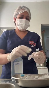 Papo de Enfermagem on Instagram: "A administração segura de medicamentos vai muito além do ato de aplicar — envolve responsabilidade técnica, raciocínio clínico e atenção aos detalhes que fazem toda a diferença no desfecho terapêutico. 🔎 Conhecimentos essenciais na prática: • 5 certos da administração: paciente certo, medicamento certo, via certa, dose certa, horário certo • Farmacologia básica: ação, reação adversa, interação e absorção de cada fármaco • Cálculo de doses e diluições: principal