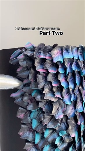 19K views · 656 reactions | I used a Large Leaf tip to pipe overlapping leaves to make almost a dragon-scale pattern. I like to keep moving my piping bag around to get different shades and colors. Part 3 coming soon ✨ | Funky Batter | Facebook
