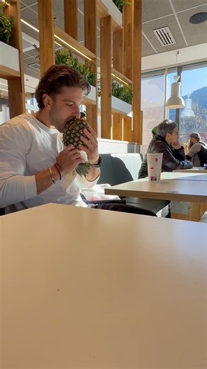 Public Ananas 1, here to laugh #food #eatingchallenge #funnyfood #foodie #foodchallenge