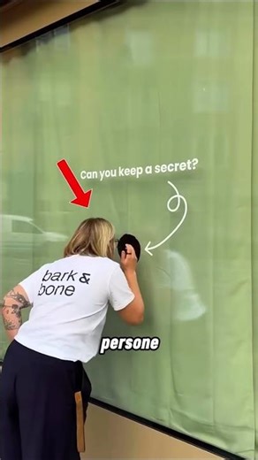 Perché le persone sono curiose di guardare dentro questo buco segreto 😳