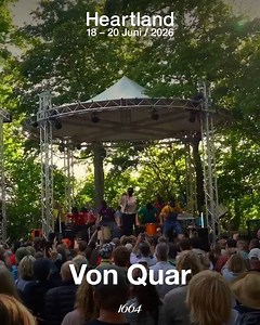 Von Quar vender tilbage til Heartland 2026! Sidst de gæstede festivalen, blev der smadret potteplanter på Diorama, og energien var helt i top.🔥🪴 Til sommer kan du igen opleve dem, denne gang på Highland. Vi glæder os til at byde dem velkommen tilbage! Vi ses på Heartland 2026 18 – 20 Juni 2026 @ Egeskov | Heartland Festival