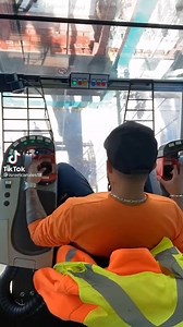 38K views · 708 reactions | Así luce la carga y descarga de contenedores desde una grúa.  Créditos: israelcanales18 | International Trade and Customs | Facebook