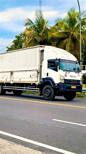 ISUZU WING BOX JUMBO TRUCK WITH HEAVY LOAD SPEEDING FAST #shorts #trending #viral