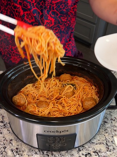 Easy spaghetti and meatballs in slow cooker 😯 | Cooking With Kyle