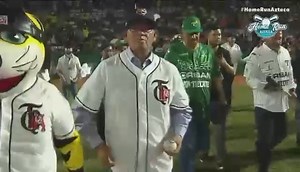 ¡En junio del 2023, Fernando Valenzuela fue ovacionado en el Juego de Estrellas de LMB, lanzando la primera bola en el Estadio Centenario! #HomeRunAzteca | Home Run Azteca