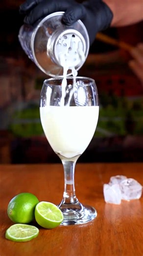 🥂 National Pisco Sour Day 2026 is more than a celebration — it’s a toast to Peru’s soul. Every first Saturday of February, Peru raises a glass to its most iconic cocktail: the Pisco Sour, a symbol of culture, history, and refined taste. In this complete guide you’ll discover: ✅ When Pisco Sour Day 2026 is celebrated ✅ The most exclusive ways to celebrate in Lima and Ica ✅ The truth behind the debate: Is Pisco Sour Peruvian or Chilean? ✅ What Peruvian Pisco is made of and why it’s unique ✅ The c