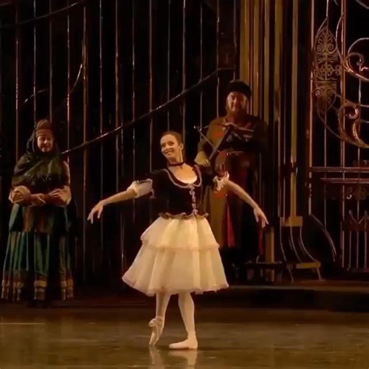 Francesca Hayward dancing the Coda from Act I Pas de Trois from Swan Lake The Royal Ballet | Núcleo de Dança Carolina Cox