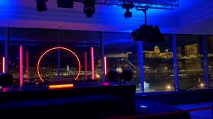 138 reactions | Az 5 csillagos Budapest Marriott Hotel az egyetlen olyan budapesti szálloda, amely ennyire egyedülálló és gyönyörű dunai panorámával rendelkezik. Ilyen különleges helyszínen kerül megrendezésre a be Massive esemény. A bulizok gyönyörködhetnek a Gellért-hegy, a Citadella, a Budai - Várnegyed és a Lánchíd megkapó látványán. @@követő | Be Massive | Facebook
