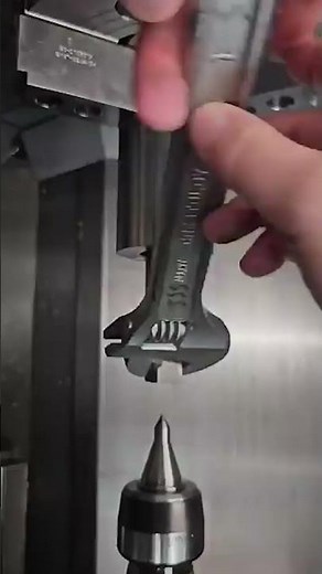 Manual tapping of internal threads#machine #life #process #threads #rolling #make #jm #factory #slow