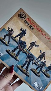 Come build the BoS Paladin with us from the new Brotherhood of Steel core box set! This multi-part plastic box set includes a lot of awesome miniatures of which you can find the full list below of what’s included 😍: 1x Paladin in Power Armour 1x Knight in Power Armour 2x Field Scribes 4x Brotherhood of Steel 6x 30mm Plastic Bases 2x 40mm Plastic Bases These are compatible with both Fallout: Wasteland Warfare and Fallout: Factions, and you can get your set right now via our website! 💙💛 #fallou