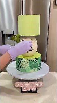 Dinosaur cake decorating #dinosaurcake #cakedecorating #cakesbyalejandra