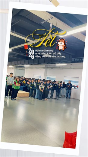 Cuối năm – thời điểm của những vận động không ngừng nghỉ. Tại nhà AA, chúng tôi đón nhận sự hối hả này bằng một tâm thế khác: Tâm thế của sự chuẩn bị ✨ Sắc Xuân len lỏi vào từng hơi thở của văn phòng, từ không gian trang hoàng chỉn chu đến những món quà tri ân tinh tế gửi tới từng thành viên. Những điều nhỏ bé ấy chính là lời cảm ơn chân thành nhất cho một năm nỗ lực bền bỉ 🎉 Hối hả để hoàn tất, tĩnh lặng để cảm nhận, và sẵn sàng để vươn xa. 🌸 #lifeatassaabloy #LifeatAA ---------- ⚡️ Follow AS