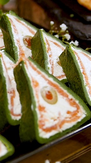 How to make green party snack. Colorful spinach layer appetizers Spinach cake - a delicious and simple appetizer that will impress your guests. The perfect snack for festive days and, for example, for a buffet, but also every day. Although many adults love spinach, it is sometimes difficult to encourage children to eat it regularly. No wonder when it turns into green pulp. It is different when it is served in a much more attractive form as a sandwich with additives. Preparation is easy and allow