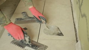 Die Hände des Builders legten die: Stockvideos & Filmmaterial (100 % lizenzfrei) 1015632052 | Shutterstock