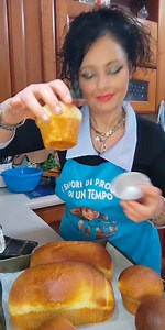 STASERA IN LIVE SU TIK TOK LA PREPARAZIONE DELLA RICETTA DELLE BRIOCHES PANDORO NON MANCATE!!!! INGREDIENTI: 3 uova medie 150 gr zucchero semolato 120 gr burro morbido 150 ml latte tiepido nel quale sciolgo 10 gr di lievito di birra fresco 1 vanillina 1 fialetta di limone 650/700 gr farina Manitoba ( regolatevi in base alla consistenza del vostro impasto, io ho messo la farina poco per volta e come ultimo ingredienti) PROCEDIMENTO Uova, zucchero, aromi, burro morbido,latte e lievito, in ultimo l