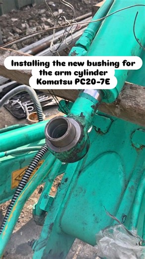 kenkiiiJ | Installing the new bushing for the arm cylinder | Komatsu PC20-7E 👨‍🔧 #kenkiiiJ #Komatsu #PC20 #armcylinder #bushing | Instagram
