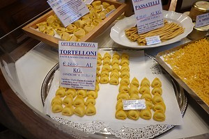 フェラーリ / ランボルギーニ訪問のためイタリアはボローニャへ、街なかの雰囲気はこんな感じ（2）。ボローニャはひたすら美食の街であった