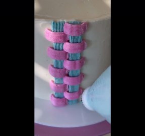Baker ups her cake decoration game by flawlessly piping a buttercream basketweave design