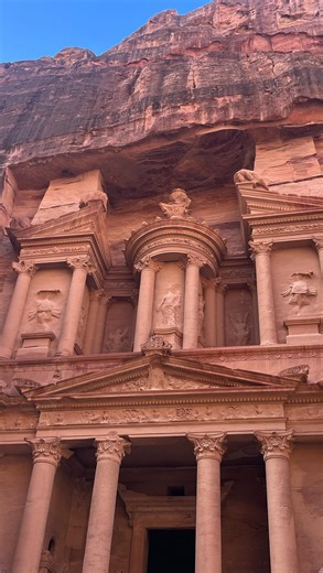 danielle // solo budget traveller on Instagram: "📍Petra, Jordan🇯🇴 That first look you get of the treasury after walking through the siq (canyons) for 30+ minutes is INCREDIBLE. I will never in my life get over it🥹 I recommend you get there early (40 minutes+ before sunrise or at 6am when it opens each day) to see Petra without any crowds AT ALL. However if you do decide to go later, it will still be quiet all day long in comparison to previous years (sadly for the locals) so i am telling you