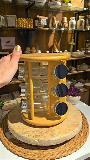 Inside Out on Instagram‎: "Présentoir épices en bois rotatif (12 bocaux en verre) Dimensions: 17.5x H.22cm 🏷Prix: 3350da 📌Fb & Instagram: insideout.decomaison 🚚Livraison disponible vers toutes les wilayas خدمة التوصيل متوفرة لكل الولايات🚚 💵Paiement à la livraison الدفع عند الاستلام💰 🌐Adresse: Hai salem parallèle bd des lions en face Hasnaoui - Oran 31000 👇 📌Google map: Inside Out Déco Maison 📌Localisation 👇🏻🌍 https://maps.app.goo.gl/NDQNKyeNq83EEqnS6 ⏰ Ouvert du Samedi au Jeudi de 1