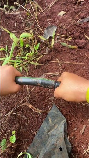 How to connect 25mm LDPE pipes using a 4-slot connector.